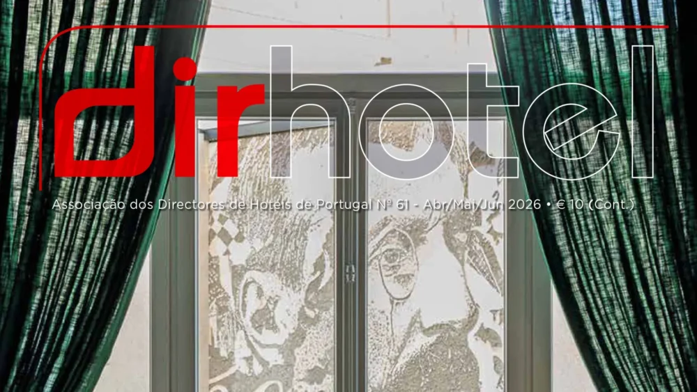 Dirhotel nº 61: riscos laborais da externalização do F&B hoteleiro 10 Topo da capa da Dirhotel nº 61, edição Abr/Mai/Jun 2026, com o cabeçalho da revista sobre um espaço de restauração.
