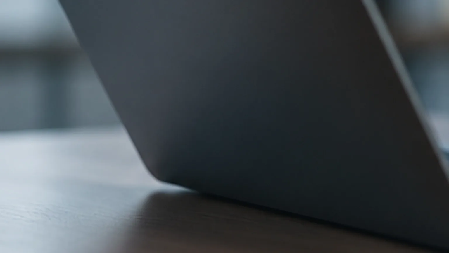 O que muda com o Regulamento dos Serviços Digitais e a nova lei portuguesa 3 Computador portátil sobre uma secretária num ambiente de trabalho ligado a serviços digitais.